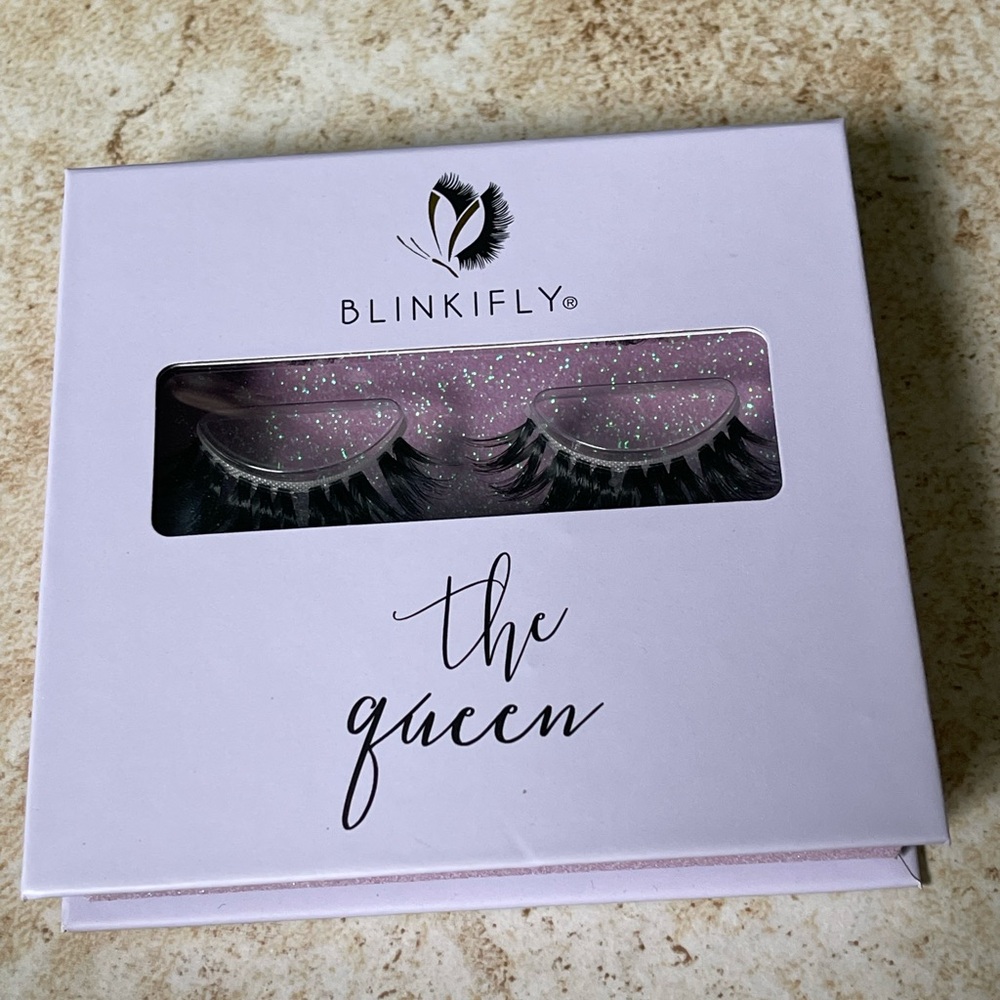 Blinkify “The Queen” eyelashes